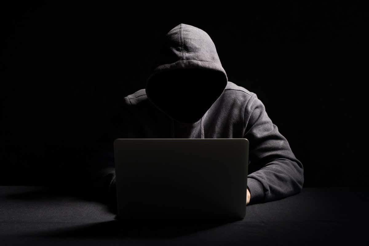 Hacker làm việc trên laptop trong bóng tối - Thủ thuật Tech Online 5 Mẹo Giữ Ẩn Danh Trực Tuyến