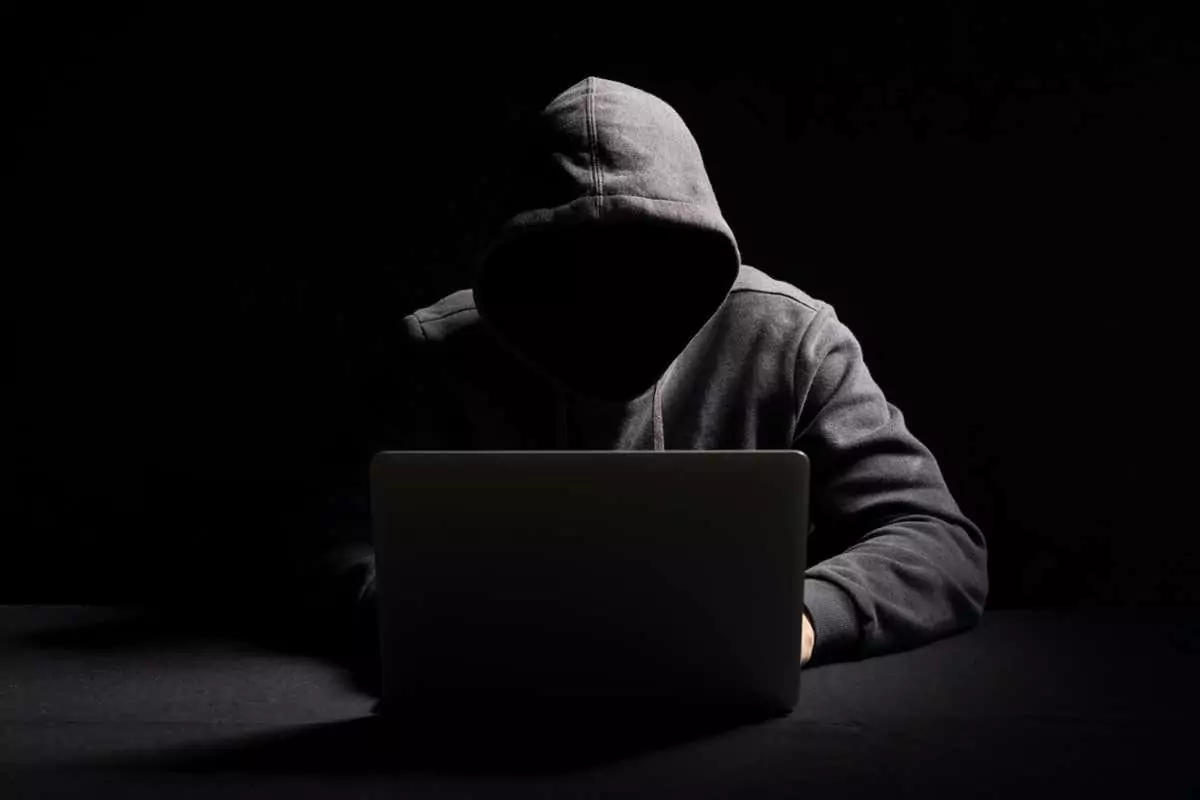 Hacker làm việc trên laptop trong bóng tối - Thủ thuật Tech Online 5 Mẹo Giữ Ẩn Danh Trực Tuyến