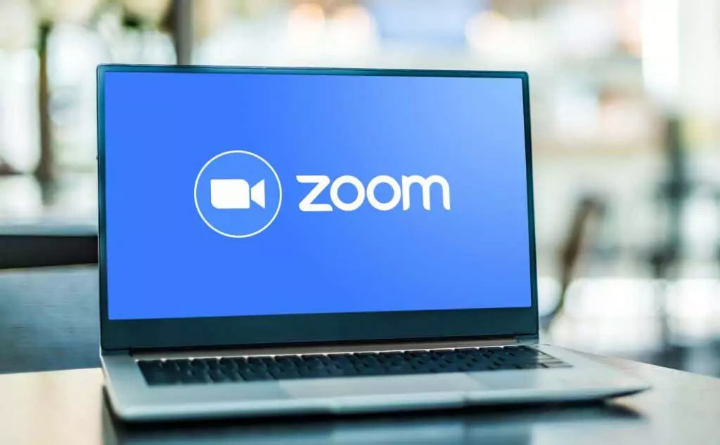 Máy tính xách tay hiển thị logo của Zoom - Help Desk Geek 8 Cách Sửa Mã Lỗi Zoom 10002 ảnh 1