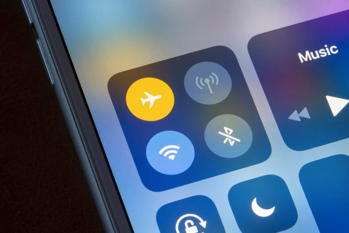 Portland, OR, Hoa Kỳ - Ngày 11 tháng 2 năm 2021: Chế độ trên máy bay được bật trên iPhone khi bật Wi-Fi cùng lúc. - Mẹo công nghệ trực tuyến Dữ liệu di động hoặc Wi-Fi: Bạn nên sử dụng loại nào trên điện thoại thông minh của mình? hình ảnh