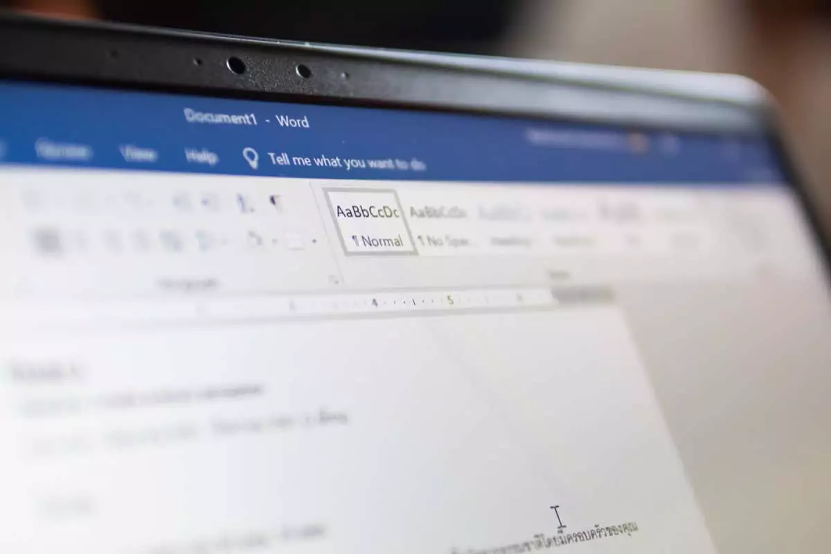 Bangkok, Thái Lan - 22/08/2019 : Microsoft Word, bộ xử lý văn bản do Microsoft phát triển, trên màn hình máy tính. - Bàn trợ giúp Geek Cách viết hoa nhỏ trong Microsoft Word hình 1