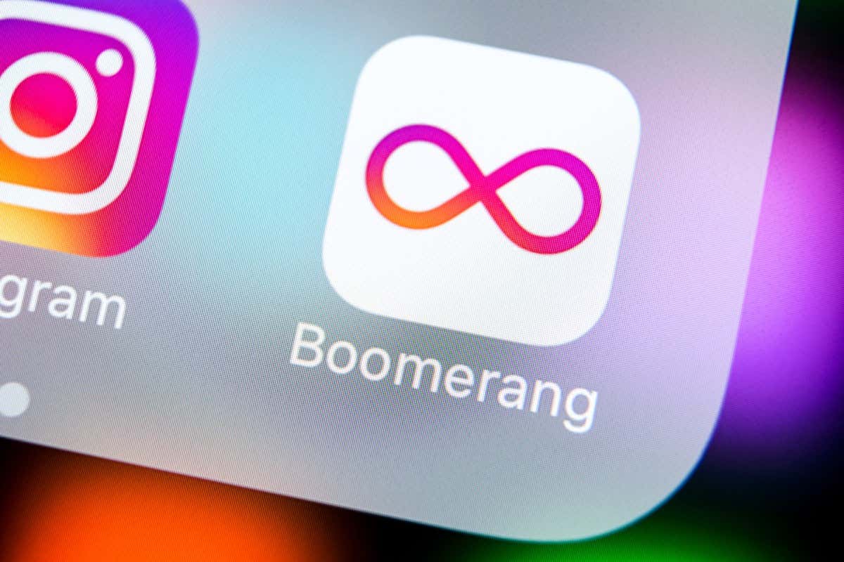 Sankt-Petersburg, Nga, ngày 22 tháng 3 năm 2018: Cận cảnh biểu tượng ứng dụng Boomerang trên màn hình iPhone X của Apple. Biểu tượng ứng dụng Boomerang. Ứng dụng Boomerang Ứng dụng truyền thông xã hội. Biểu tượng mạng xã hội - Mẹo công nghệ trực tuyến Cách biến video hiện có thành hình ảnh Boomerang