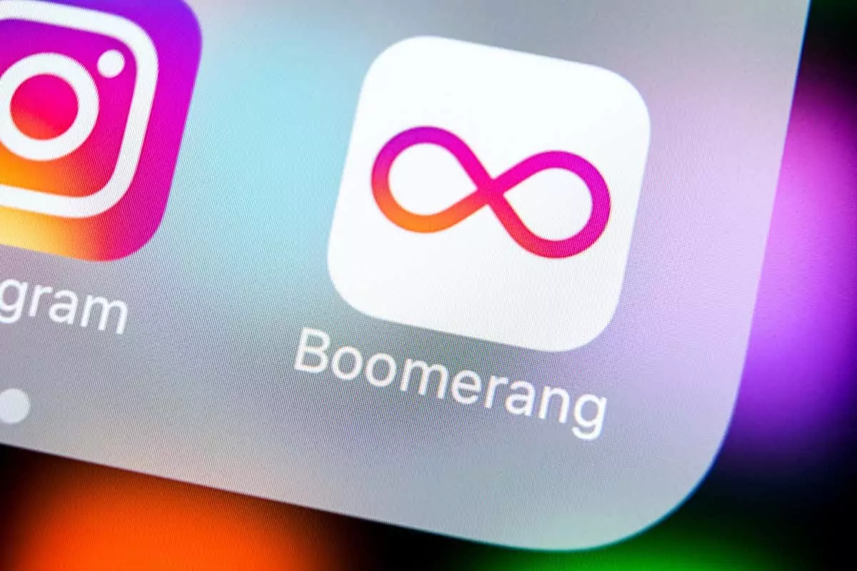 Sankt-Petersburg, Nga, ngày 22 tháng 3 năm 2018: Cận cảnh biểu tượng ứng dụng Boomerang trên màn hình iPhone X của Apple. Biểu tượng ứng dụng Boomerang. Ứng dụng Boomerang Ứng dụng truyền thông xã hội. Biểu tượng mạng xã hội - Mẹo công nghệ trực tuyến Cách biến video hiện có thành hình ảnh Boomerang