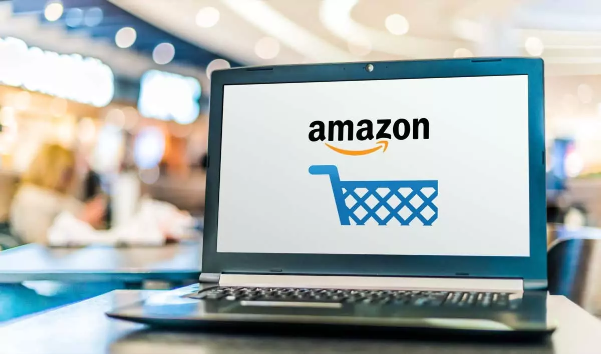 Máy tính xách tay hiển thị logo của Amazon - Help Desk Geek Cách cài đặt Amazon Appstore trong Windows 11 hình 1