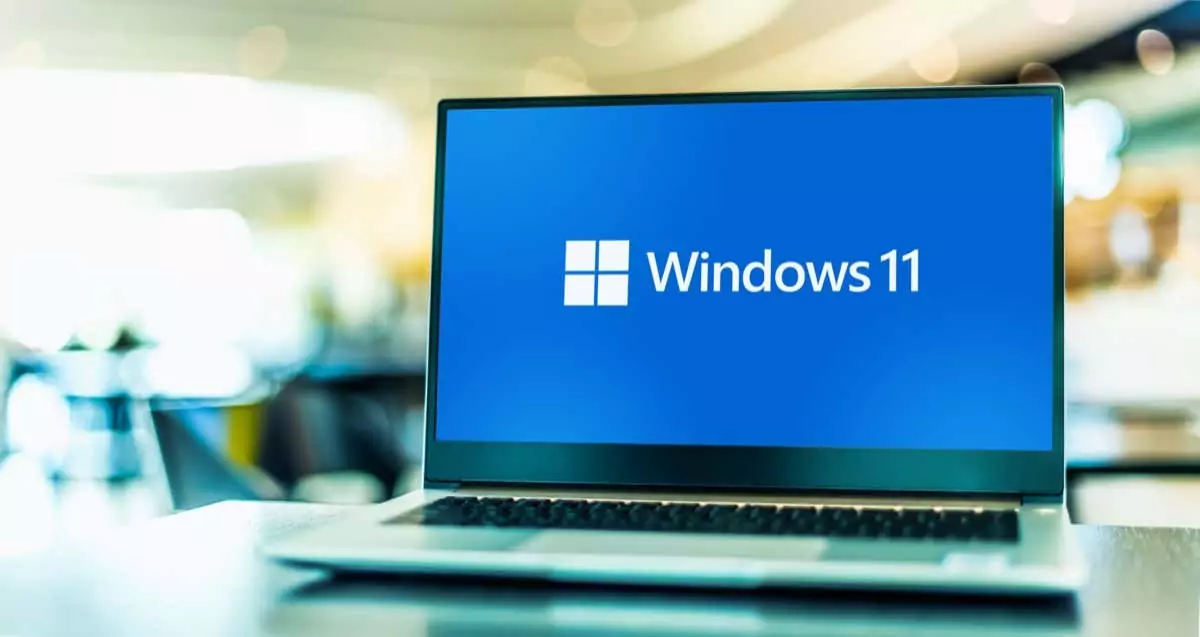 Máy tính xách tay hiển thị logo Windows 11 - Help Desk Geek Cách cài đặt Windows 11 trên PC của bạn image 1