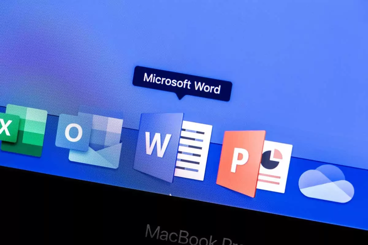 Ứng dụng Microsoft Word trên màn hình cận cảnh MacBook. Dịch vụ của Microsoft. Microsoft Word - một trình xử lý văn bản được thiết kế để tạo, xem và chỉnh sửa tài liệu văn bản. Moscow, Nga - ngày 24 tháng 8 năm 2019 - Help Desk Geek Cách đánh dấu và xóa điểm nổi bật trong tài liệu Word hình 1