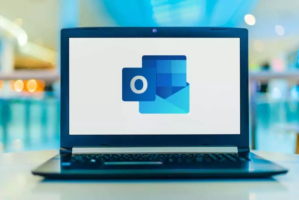 Máy tính xách tay hiển thị logo của Microsoft Outlook - Help Desk Geek Cách di chuyển thanh công cụ của Microsoft Outlook từ bên này sang bên dưới hình 1