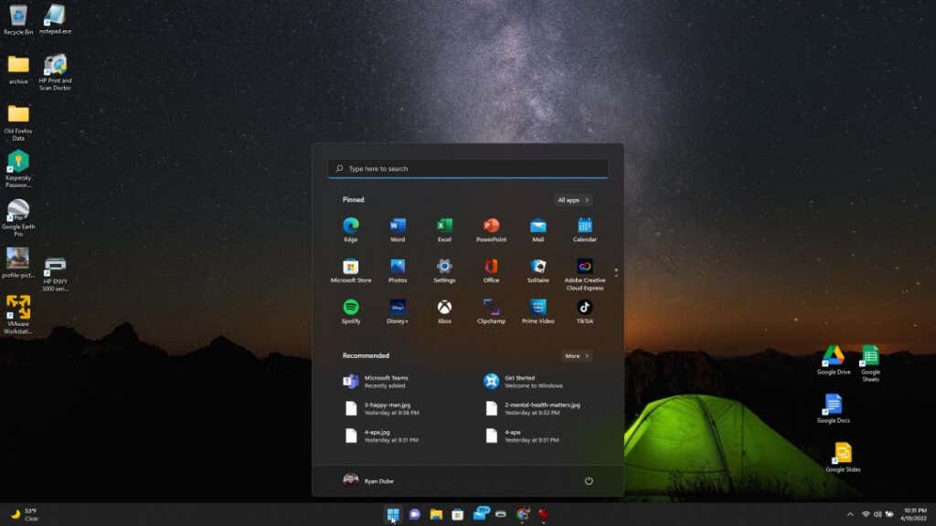 1-thanh tác vụ-mặc định-trung tâm - Help Desk Geek Cách di chuyển thanh tác vụ Windows 11 sang trái hoặc phải và tùy chỉnh hình ảnh 2
