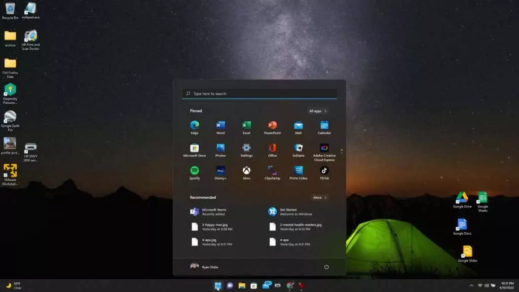 1-thanh tác vụ-mặc định-trung tâm - Help Desk Geek Cách di chuyển thanh tác vụ Windows 11 sang trái hoặc phải và tùy chỉnh hình ảnh 2