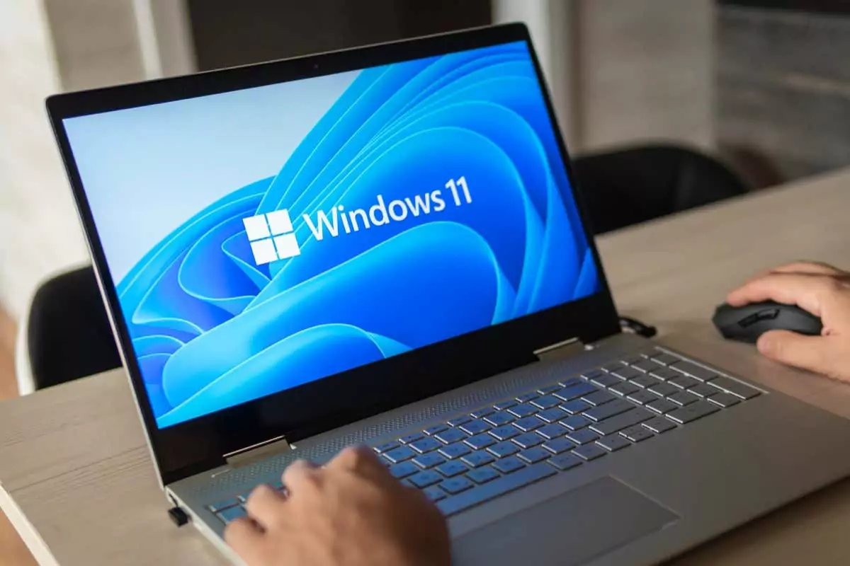 Logo Windows 11 trên màn hình laptop. Bản cập nhật hệ điều hành mới của Microsoft - Help Desk Geek Cách giải quyết lỗi NSIS trên Windows hình 1