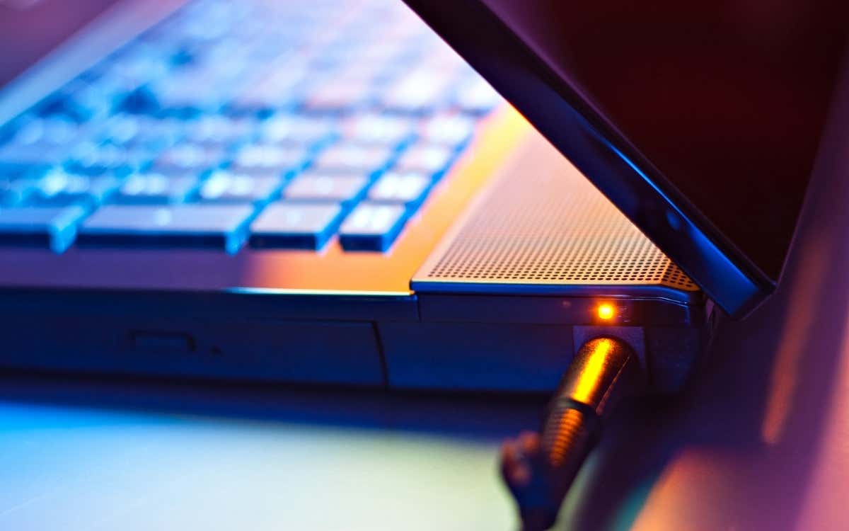 sạc máy tính xách tay - Help Desk Geek Cách giới hạn mức sạc pin ở một tỷ lệ phần trăm nhất định trong Windows 11/10 image 1