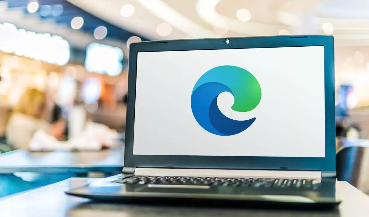 Máy tính xách tay hiển thị logo của Microsoft Edge - Help Desk Geek Cách gỡ cài đặt Microsoft Edge khỏi PC Windows 11 của bạn hình ảnh 1