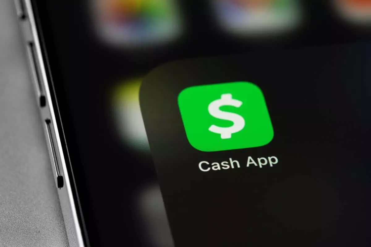 Biểu tượng ứng dụng CashApp trên màn hình smatphone iPhone. Ứng dụng tiền mặt là dịch vụ thanh toán di động được phát triển bởi Square, Inc. Batumi, Georgia - Ngày 14 tháng 10 năm 2022 - Mẹo công nghệ trực tuyến Cách hủy tất cả đăng ký trên thẻ ứng dụng tiền mặt của bạn