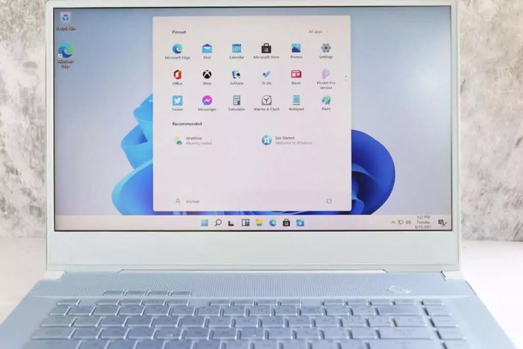 Microsoft Windows 11 mới trên màn hình máy tính : Chiang Mai, Thái Lan Ngày 18 tháng 7 năm 2021 - Help Desk Geek Cách khắc phục chế độ Sleep Mode của Windows 11 không hoạt động hình 1