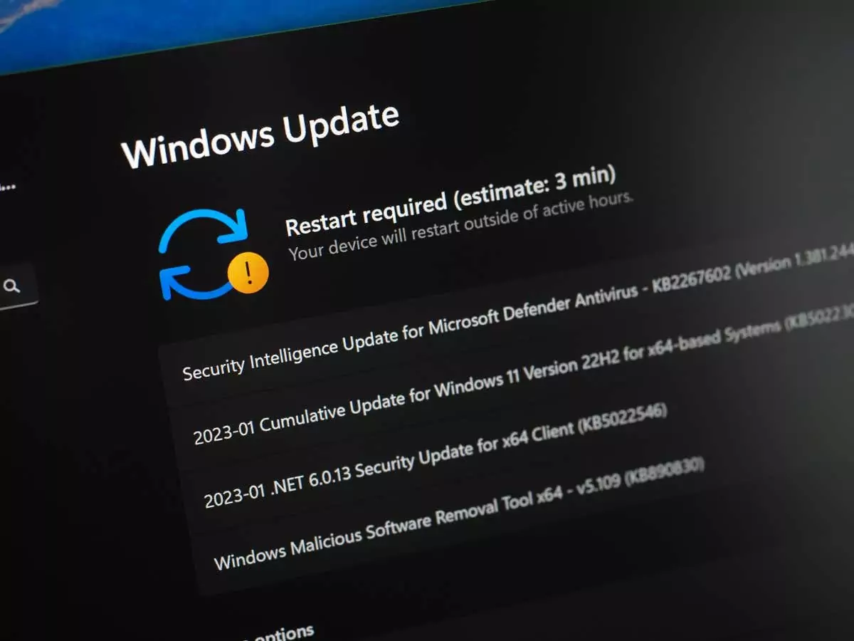 Galati, Romania - Ngày 20 tháng 1 năm 2023: Kiểm tra các bản cập nhật Windows 11 trên màn hình máy tính xách tay nhìn cận cảnh. Windows 11 yêu cầu khởi động lại để cập nhật - Help Desk Geek Cách khắc phục “Lỗi tải xuống – 0x8024a206” trên Windows 11 ảnh 1