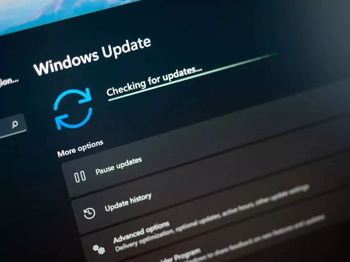Galati, Romania - Ngày 19 tháng 6 năm 2022: Kiểm tra các bản cập nhật Windows 11 trên màn hình máy tính xách tay cận cảnh - Help Desk Geek Cách khắc phục lỗi 0x800f081f trên Windows hình 1