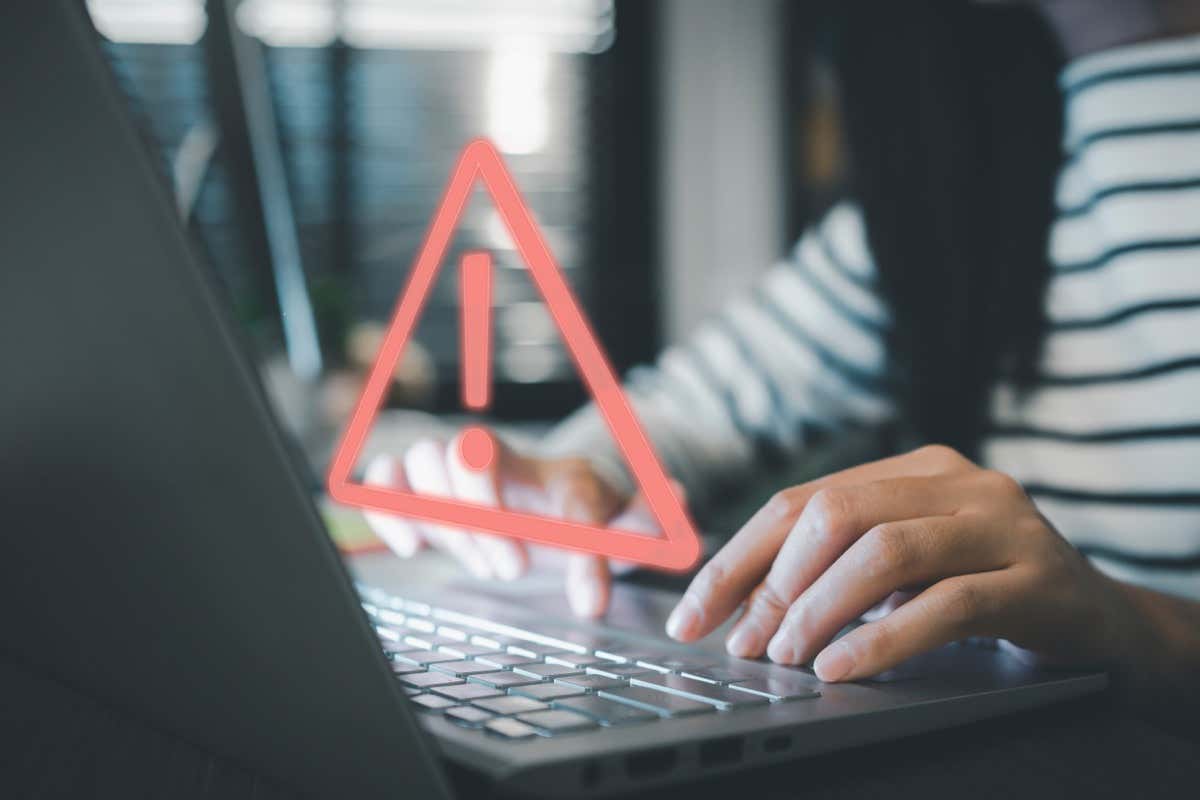 Khái niệm về hacker tội phạm kỹ thuật số. Doanh nhân hoặc nhân viên, lập trình viên, nhà phát triển sử dụng máy tính xách tay có dấu hiệu cảnh báo thận trọng hình tam giác về lỗi thông báo và khái niệm bảo trì. - Mẹo công nghệ trực tuyến Cách khắc phục lỗi “Bạn không có quyền truy cập trên máy chủ này” Hình ảnh lỗi