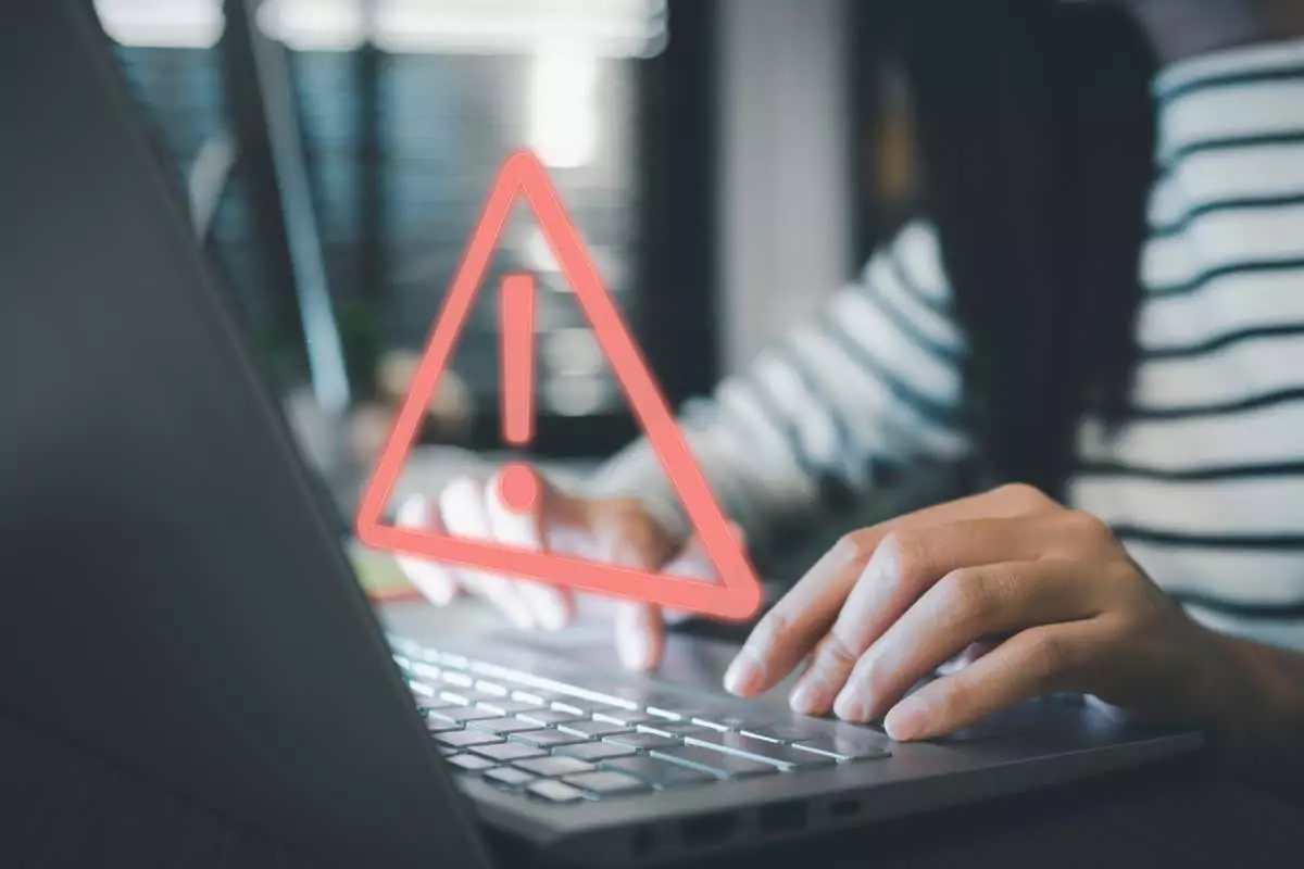 Khái niệm về hacker tội phạm kỹ thuật số. Doanh nhân hoặc nhân viên, lập trình viên, nhà phát triển sử dụng máy tính xách tay có dấu hiệu cảnh báo thận trọng hình tam giác về lỗi thông báo và khái niệm bảo trì. - Mẹo công nghệ trực tuyến Cách khắc phục lỗi “Bạn không có quyền truy cập trên máy chủ này” Hình ảnh lỗi