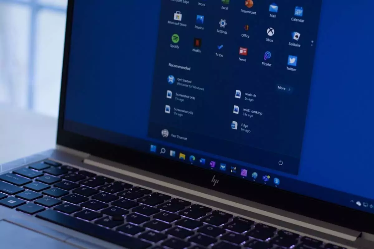 Assam, Ấn Độ - Ngày 17 tháng 6 năm 2021 : Hình ảnh logo Windows 11 trên màn hình máy tính xách tay. - Bàn trợ giúp Geek Cách khắc phục lỗi DISM 50 trên Windows 11/10 ảnh 1