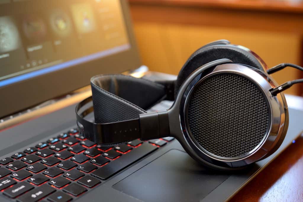 Tai nghe nam châm phẳng Audiophile trên bàn phím máy tính xách tay PC - Bộ phận trợ giúp Geek Cách khắc phục sự cố âm thanh thường gặp trong Windows 11/10 hình 1
