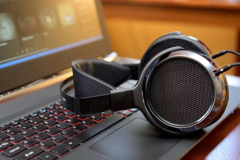 Tai nghe nam châm phẳng Audiophile trên bàn phím máy tính xách tay PC - Bộ phận trợ giúp Geek Cách khắc phục sự cố âm thanh thường gặp trong Windows 11/10 hình 1