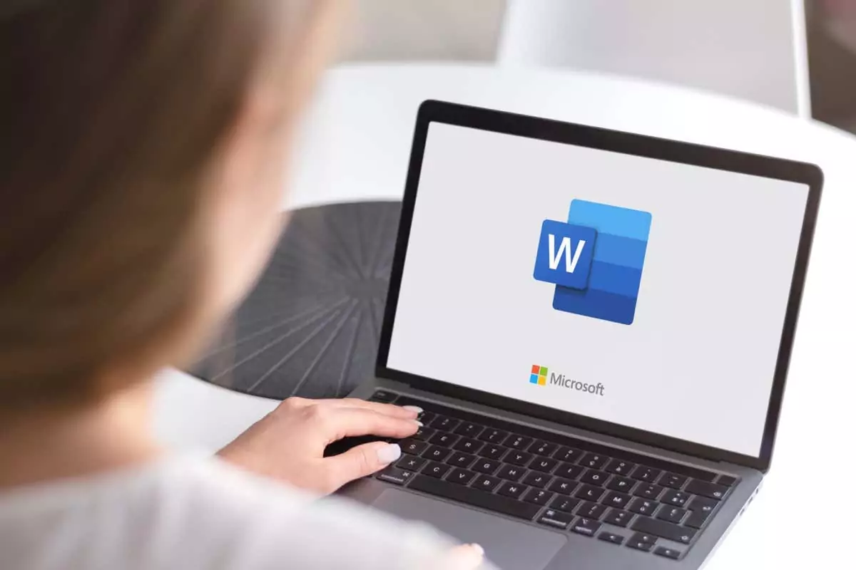 Guilherand-Granges, Pháp - Ngày 28 tháng 10 năm 2020. Notebook có logo Microsoft Word. Bộ xử lý văn bản được phát triển bởi Microsoft. - Bàn trợ giúp Geek Cách khắc phục lỗi Microsoft Word bị treo khi lưu hình ảnh tài liệu 1