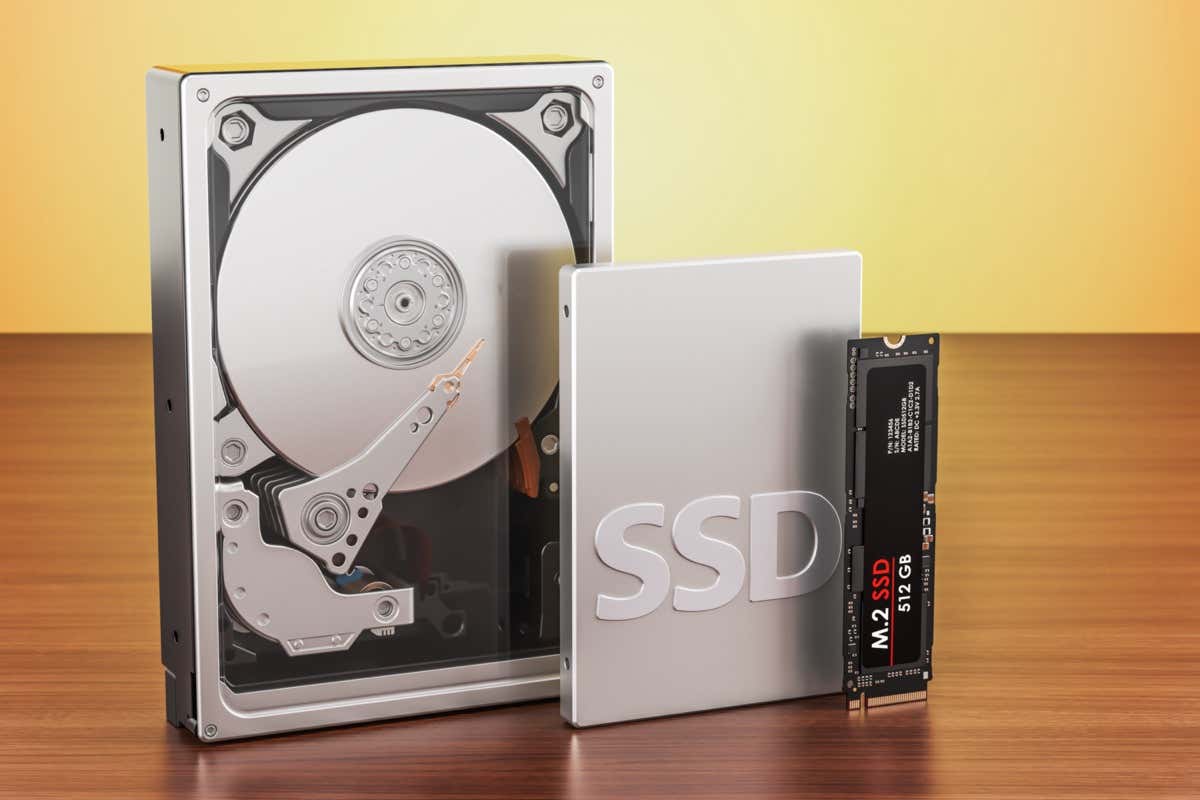 Ổ đĩa thể rắn SSD, Ổ đĩa cứng HDD và SSD M2 trên bàn gỗ, kết xuất 3D - Help Desk Geek Cách kiểm tra tình trạng ổ cứng trong Windows 11/10 ảnh 1