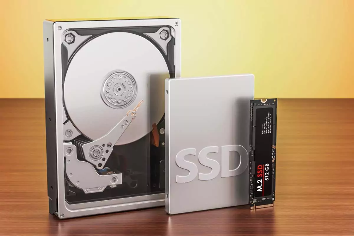 Ổ đĩa thể rắn SSD, Ổ đĩa cứng HDD và SSD M2 trên bàn gỗ, kết xuất 3D - Help Desk Geek Cách kiểm tra tình trạng ổ cứng trong Windows 11/10 ảnh 1