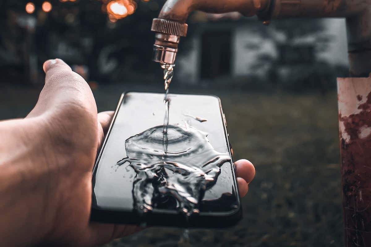 ảnh nổi bật - Mẹo công nghệ trực tuyến Hình ảnh Cách lấy nước ra khỏi cổng sạc điện thoại của bạn