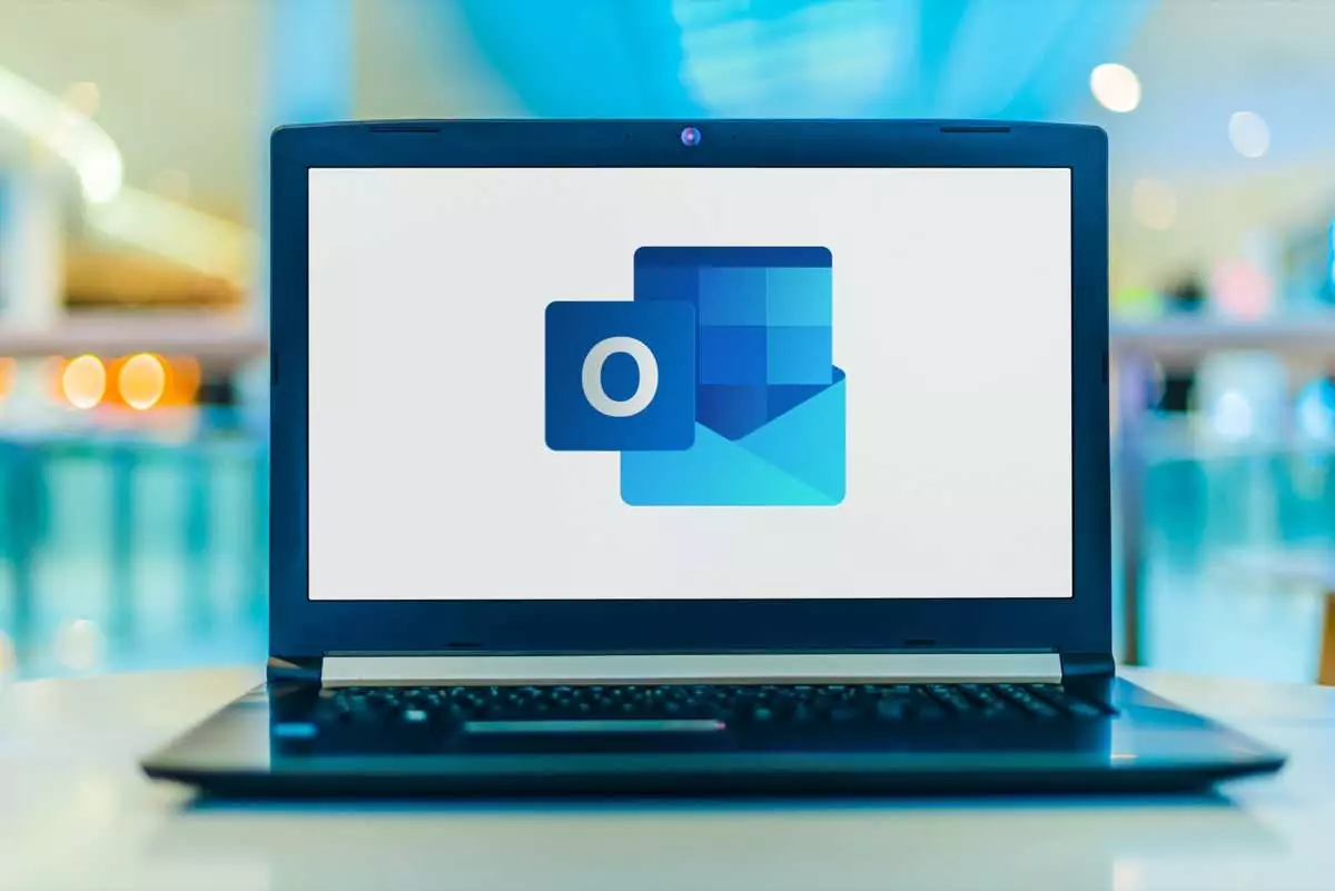 Máy tính xách tay hiển thị logo của Microsoft Outlook - Help Desk Geek Cách lưu trữ email trong Microsoft Outlook hình 1
