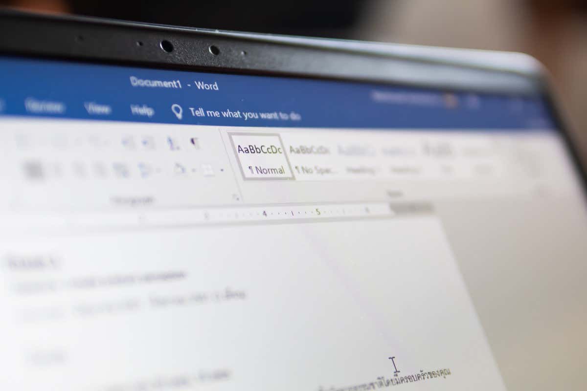 Bangkok, Thái Lan - 22/08/2019 : Microsoft Word, bộ xử lý văn bản do Microsoft phát triển, trên màn hình máy tính. - Bàn trợ giúp Geek Cách nhân đôi khoảng trắng trong Microsoft Word hình 1