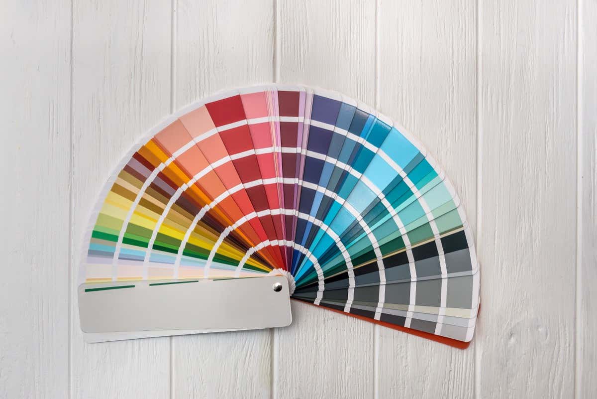 Bảng màu đầy màu sắc để vẽ tranh tường trên bàn gỗ - Help Desk Geek Cách lấy và sử dụng Windows Color Picker image 1