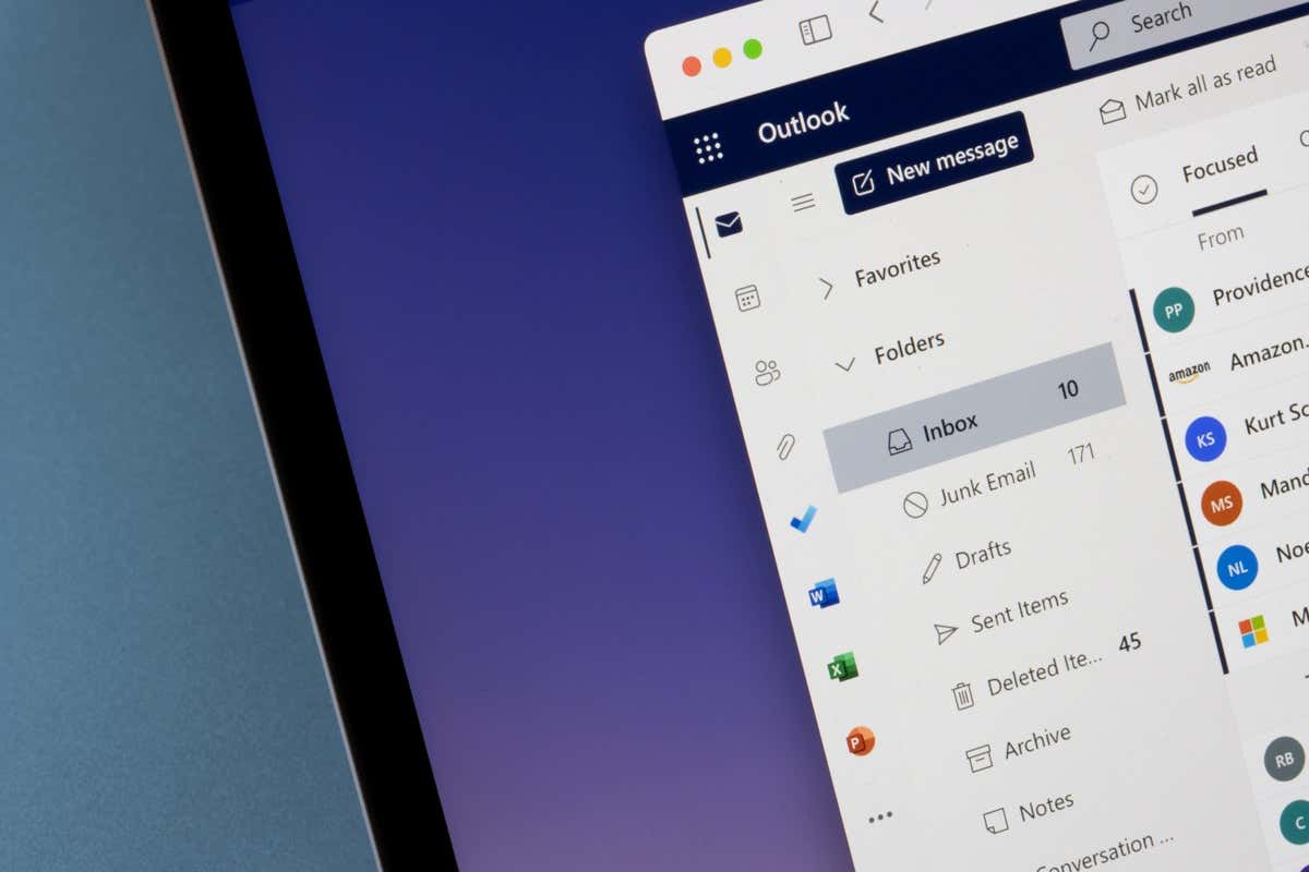 Portland, OR, Hoa Kỳ - Ngày 10 tháng 2 năm 2022: Cận cảnh trang web hộp thư đến Microsoft Outlook với thanh công cụ truy cập nhanh hiển thị các biểu tượng ứng dụng của To Do, Word, Excel và Powerpoint trên máy tính xách tay MacBook. - Bàn trợ giúp Geek Cách sử dụng Reactions trong Microsoft Outlook hình 1