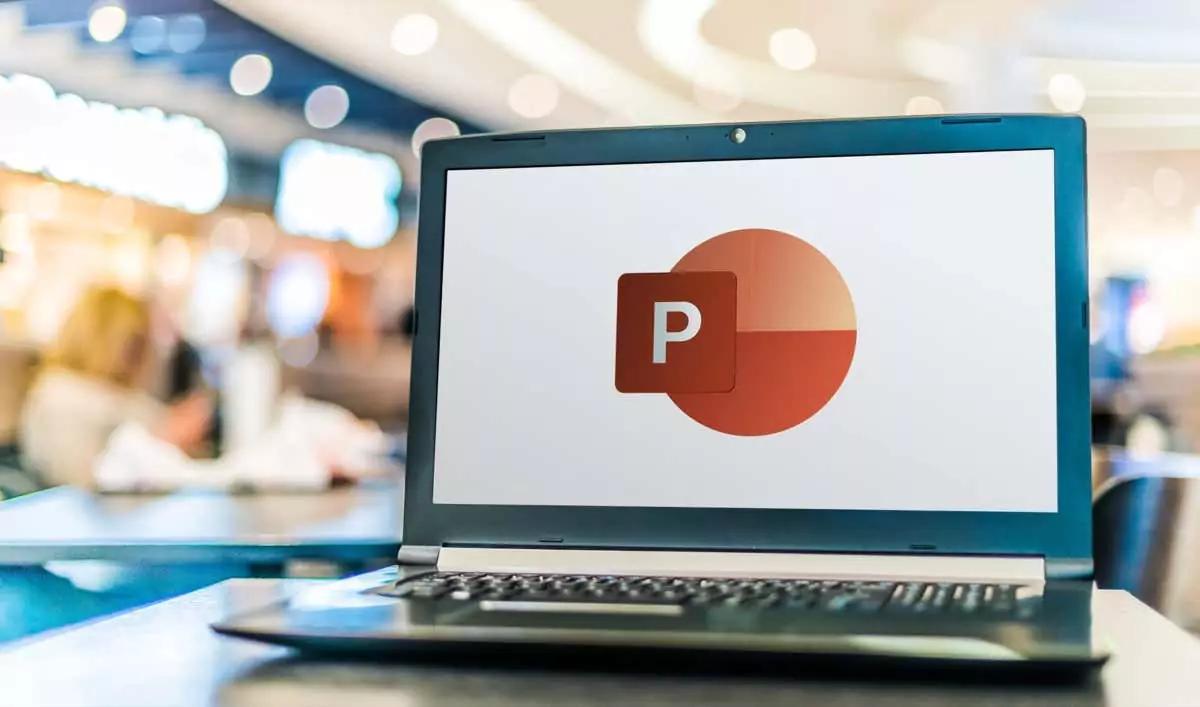 Máy tính xách tay hiển thị logo của Microsoft PowerPoint - Help Desk Geek Cách sử dụng tính năng Tự động phát trong bản trình bày PowerPoint ảnh 1