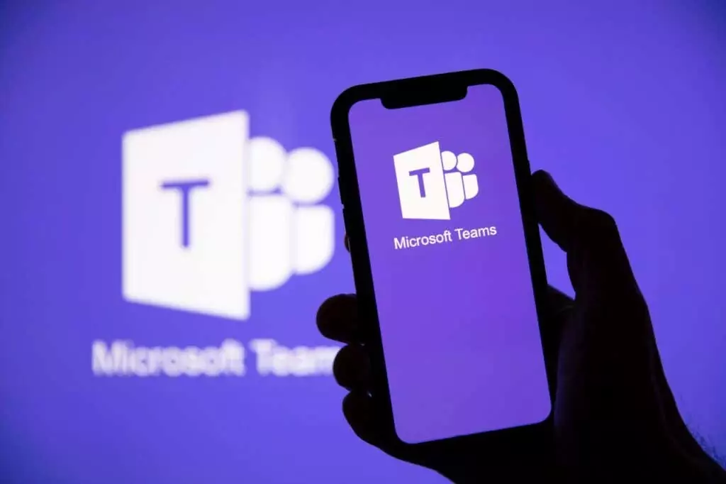 LONDON, Vương quốc Anh - Ngày 1 tháng 5 năm 2020: Logo của nhóm Microsoft trên điện thoại thông minh - Help Desk Geek Cách sử dụng màn hình xanh với Microsoft Teams ảnh 1
