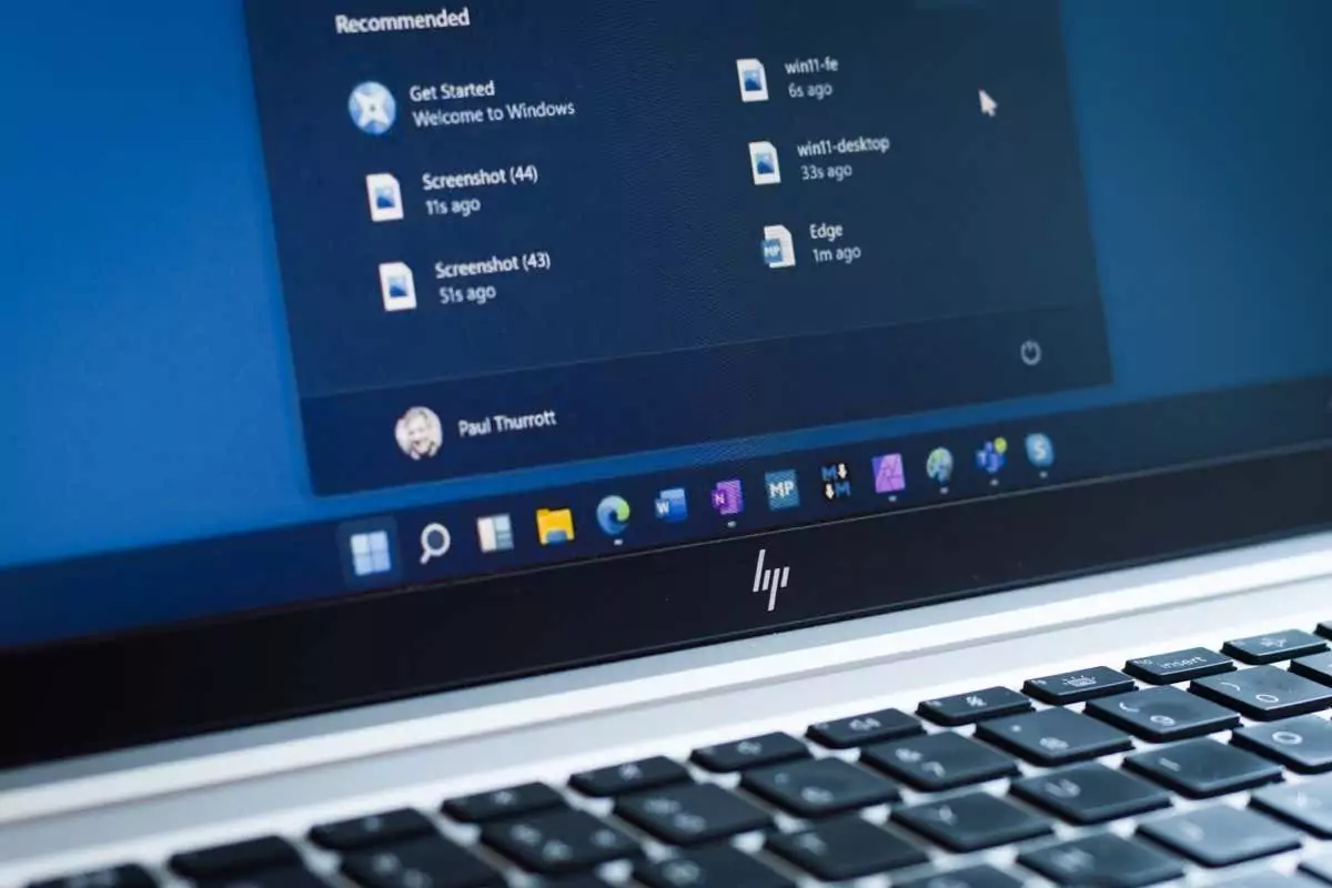 Assam, Ấn Độ - Ngày 17 tháng 6 năm 2021 : Hình ảnh logo Windows 11 trên màn hình máy tính xách tay. - Bàn trợ giúp Geek Cách sửa mã lỗi 0xc0000005 trên Windows hình 1