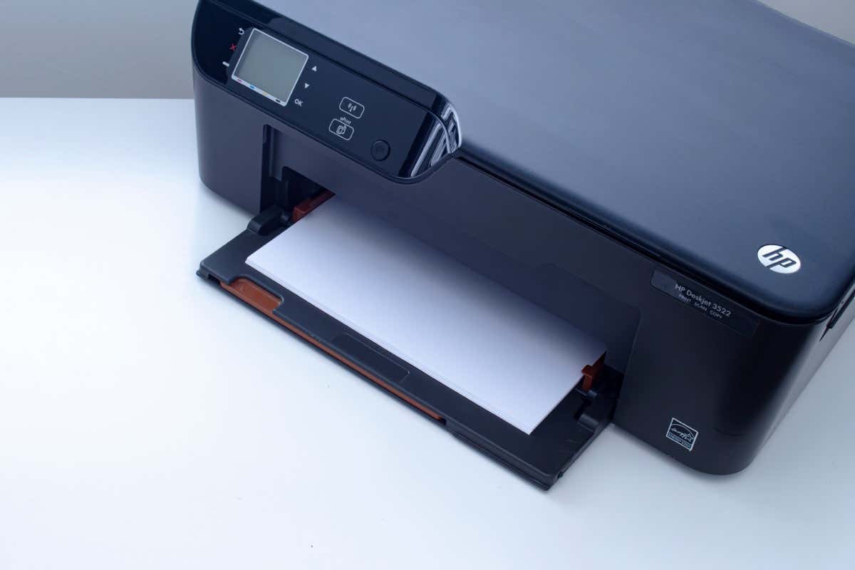 Calgary, Alberta, Canada. Ngày 19 tháng 11 năm 2020. Máy in HP Deskjet 3522 e-All-in-One trên bàn trắng.. - Help Desk Geek Cách tải xuống và cài đặt trình điều khiển máy in HP cho Windows 11 hình 1