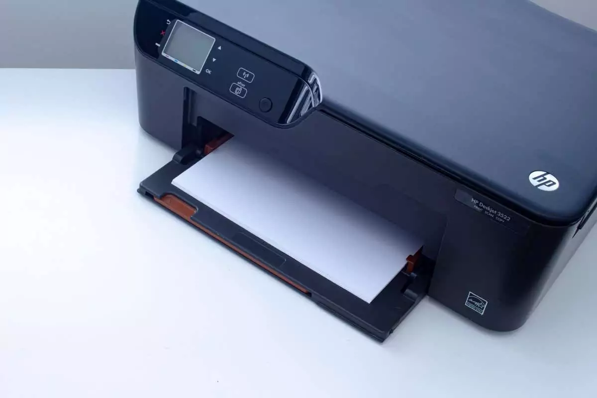 Calgary, Alberta, Canada. Ngày 19 tháng 11 năm 2020. Máy in HP Deskjet 3522 e-All-in-One trên bàn trắng.. - Help Desk Geek Cách tải xuống và cài đặt trình điều khiển máy in HP cho Windows 11 hình 1