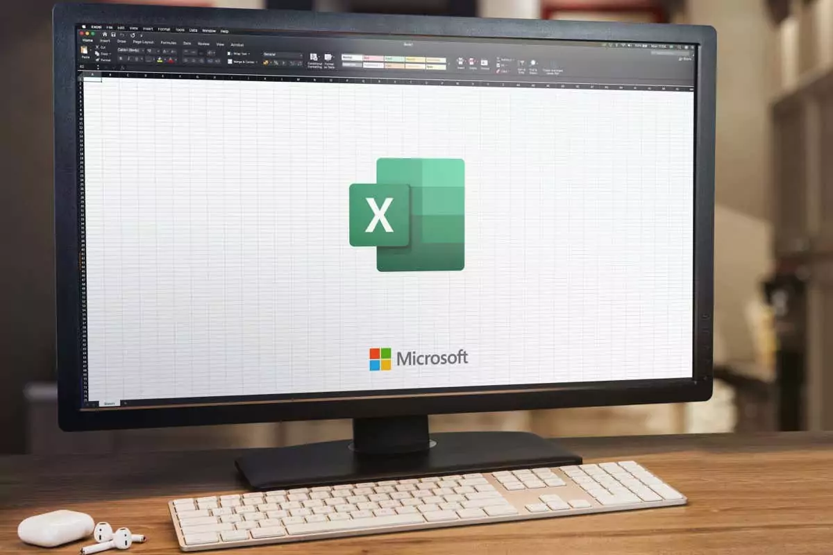 Microsoft Office Excel trên màn hình máy tính. Màn hình, bàn phím và airpod trên bàn gỗ. Tập trung chọn lọc. Rio de Janeiro, RJ, Brazil. Tháng 1 năm 2022 - Người đam mê bộ phận trợ giúp Cách tạo biểu đồ kết hợp trong Microsoft Excel hình 1