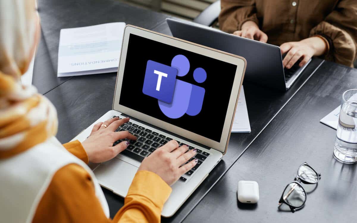 cách tạo một-một-một-hoặc-nhóm-trò chuyện-trong-microsoft-teams-1-nén - Help Desk Geek Cách tạo cuộc trò chuyện riêng tư hoặc nhóm trong Microsoft Teams hình 1