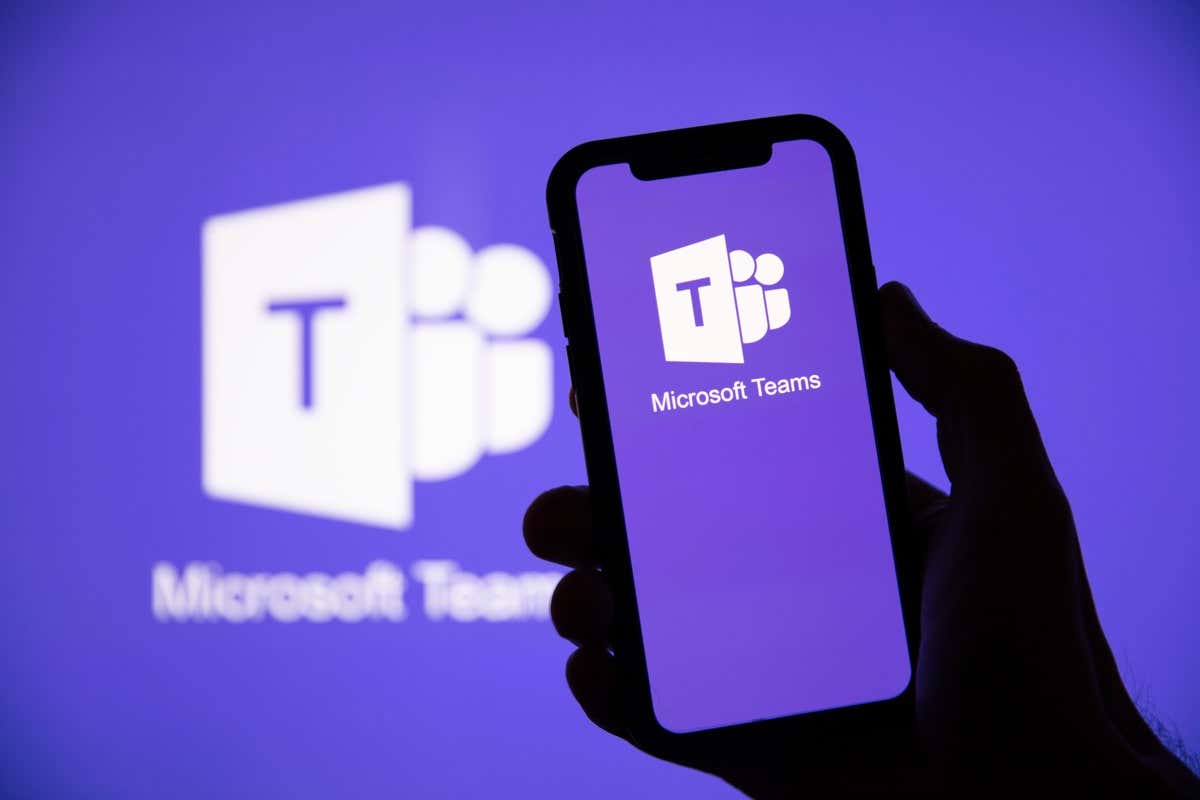 LONDON, Vương quốc Anh - Ngày 1 tháng 5 năm 2020: Logo của nhóm Microsoft trên điện thoại thông minh - Help Desk Geek Cách tạo và sử dụng mã Microsoft Teams hình ảnh 1