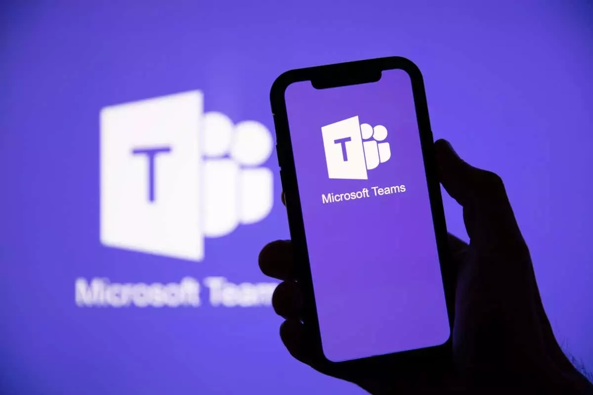 LONDON, Vương quốc Anh - Ngày 1 tháng 5 năm 2020: Logo của nhóm Microsoft trên điện thoại thông minh - Help Desk Geek Cách tạo và sử dụng mã Microsoft Teams hình ảnh 1