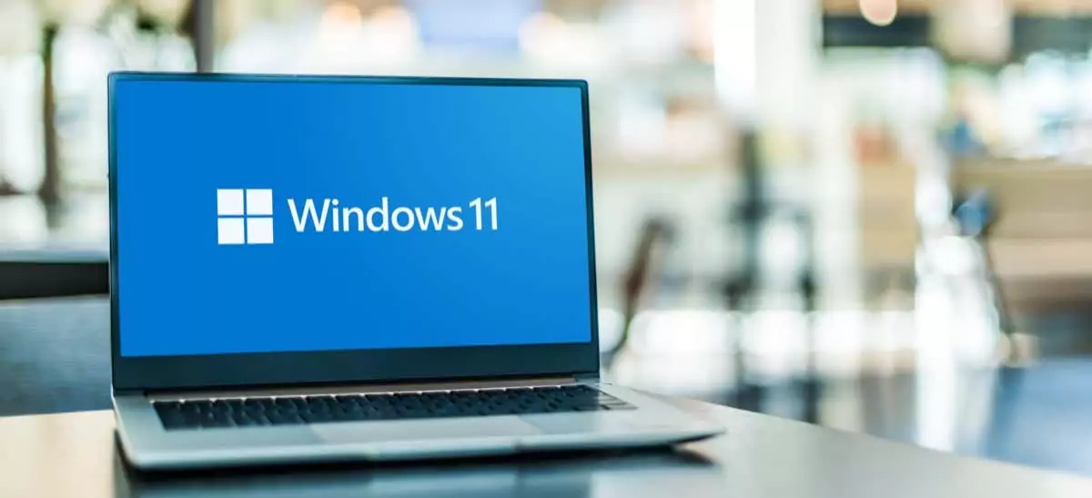 Máy tính xách tay hiển thị logo Windows 11 - Help Desk Geek Cách tạo và sử dụng ổ USB khôi phục Windows 11 image 1
