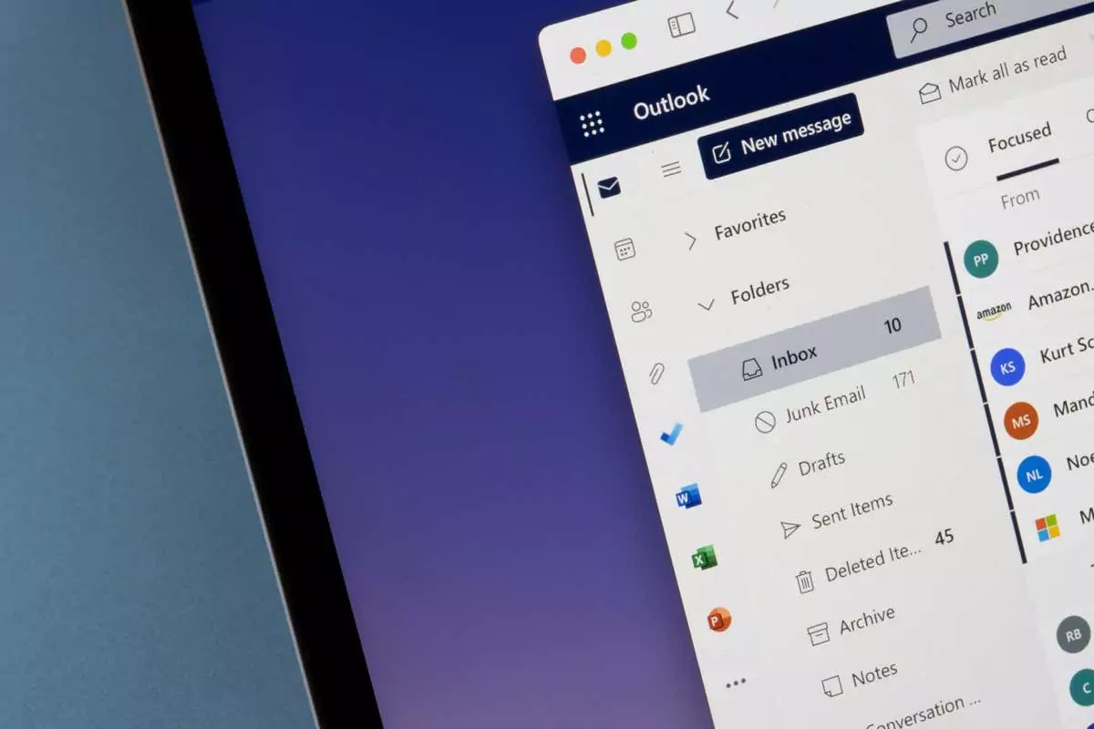 Portland, OR, Hoa Kỳ - Ngày 10 tháng 2 năm 2022: Cận cảnh trang web hộp thư đến Microsoft Outlook với thanh công cụ truy cập nhanh hiển thị các biểu tượng ứng dụng của To Do, Word, Excel và Powerpoint trên máy tính xách tay MacBook. - Bàn trợ giúp Geek Cách thêm và sử dụng Blind Carbon Copy (BCC) trong Tin nhắn Outlook hình 1