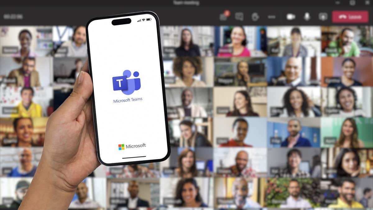 Cậu bé cầm điện thoại thông minh iPhone 14 Pro với ứng dụng Microsoft Teams trên màn hình. Những người tham gia cuộc họp trực tuyến bị mờ trong nền. Rio de Janeiro, RJ, Brazil. Tháng 11 năm 2022 - Người đam mê bộ phận trợ giúp Cách thiết lập và sử dụng Sơ đồ tổ chức Microsoft Teams hình 1
