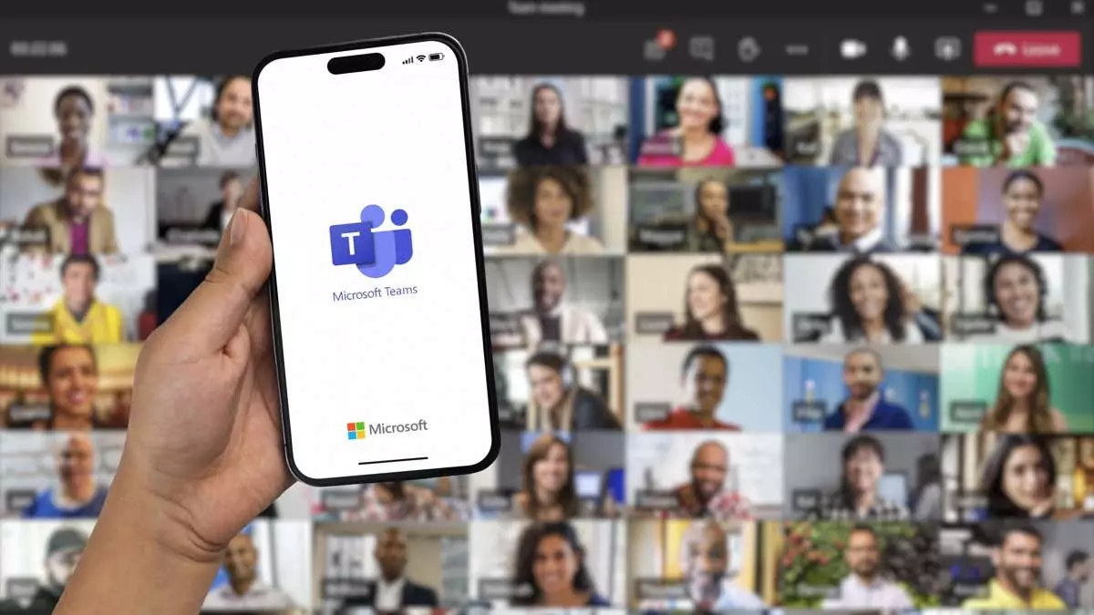 Cậu bé cầm điện thoại thông minh iPhone 14 Pro với ứng dụng Microsoft Teams trên màn hình. Những người tham gia cuộc họp trực tuyến bị mờ trong nền. Rio de Janeiro, RJ, Brazil. Tháng 11 năm 2022 - Người đam mê bộ phận trợ giúp Cách thiết lập và sử dụng Sơ đồ tổ chức Microsoft Teams hình 1