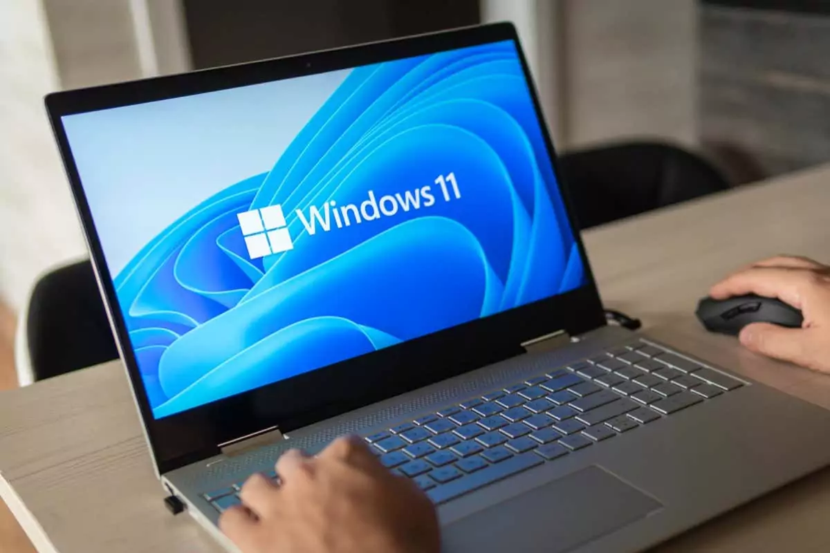 Logo Windows 11 trên màn hình laptop. Bản cập nhật hệ điều hành mới của Microsoft - Help Desk Geek Cách tìm thời gian hoạt động của máy tính trong Windows 11 hình 1