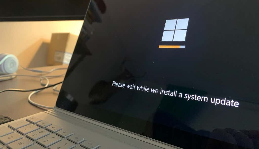 02-delete-windows-update-temporary-files - Help Desk Geek Cách xóa tất cả các tệp Windows Update đã tải xuống image 2