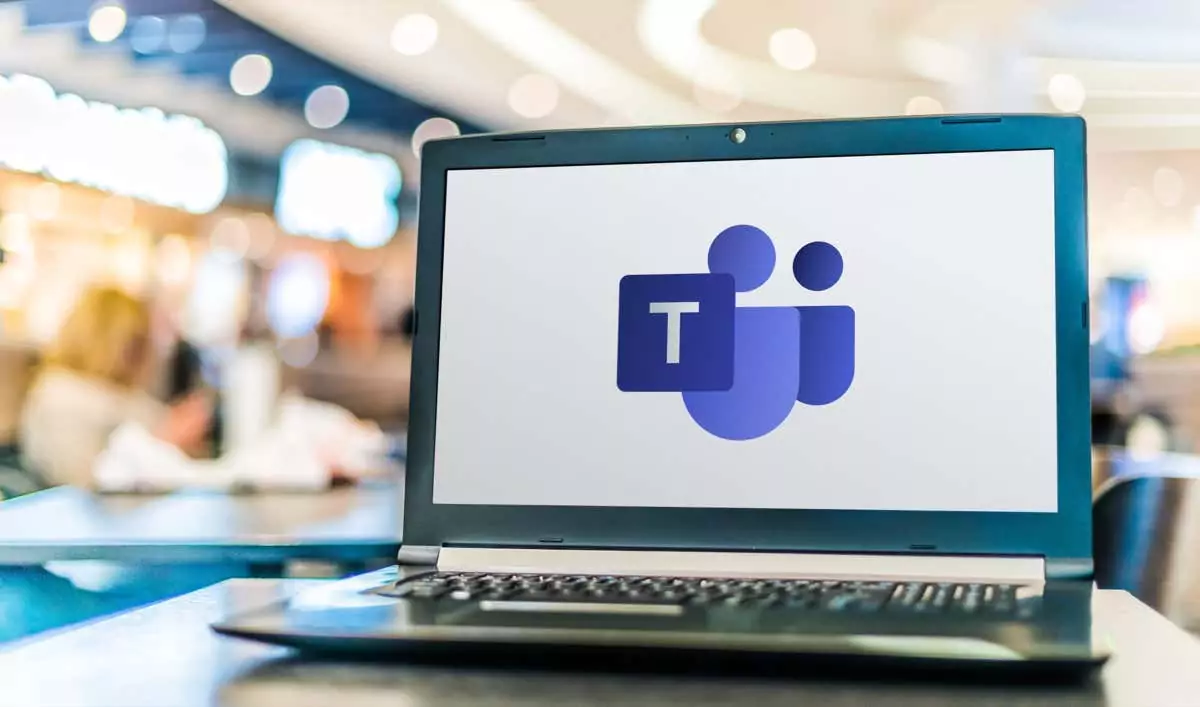 Máy tính xách tay hiển thị logo của Microsoft Teams - Help Desk Geek Chia sẻ màn hình không hoạt động trong Microsoft Teams? 9 Cách khắc phục Hãy thử hình 1