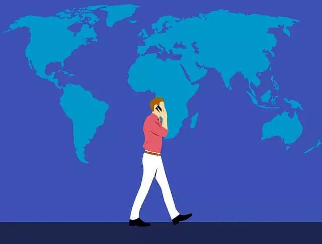 what-is-data-roaming-4-nén - Mẹo kỹ thuật trực tuyến hình minh họa người đàn ông cầm điện thoại đi trước bản đồ treo tường